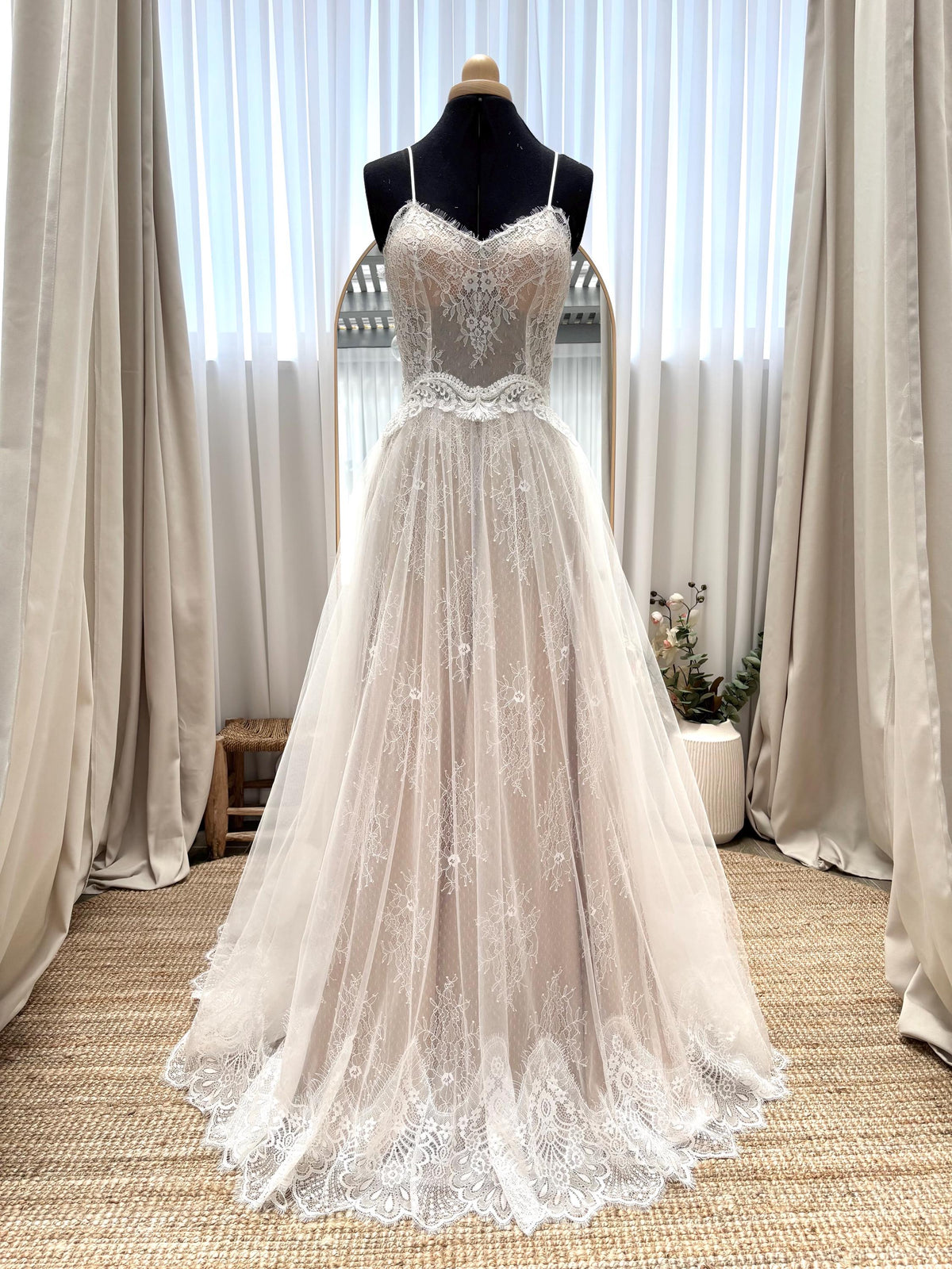 Abito Flora, Abito da sposa boho in pizzo e tulle a cuore con strascico, Su misura, vista davanti su un manichino sartoriale