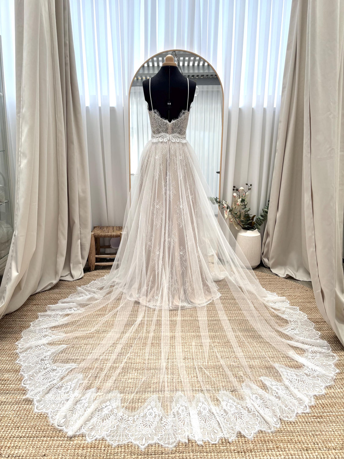 Abito Flora, Abito da sposa boho in pizzo e tulle a cuore con strascico, Su misura, vista da dietro e strascico su un manichino sartoriale