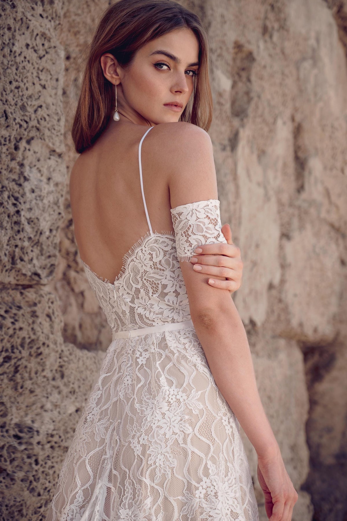 Abito Odette, Abito da sposa boho in pizzo e tulle a cuore con spacco alto, Su misura, vista da dietro