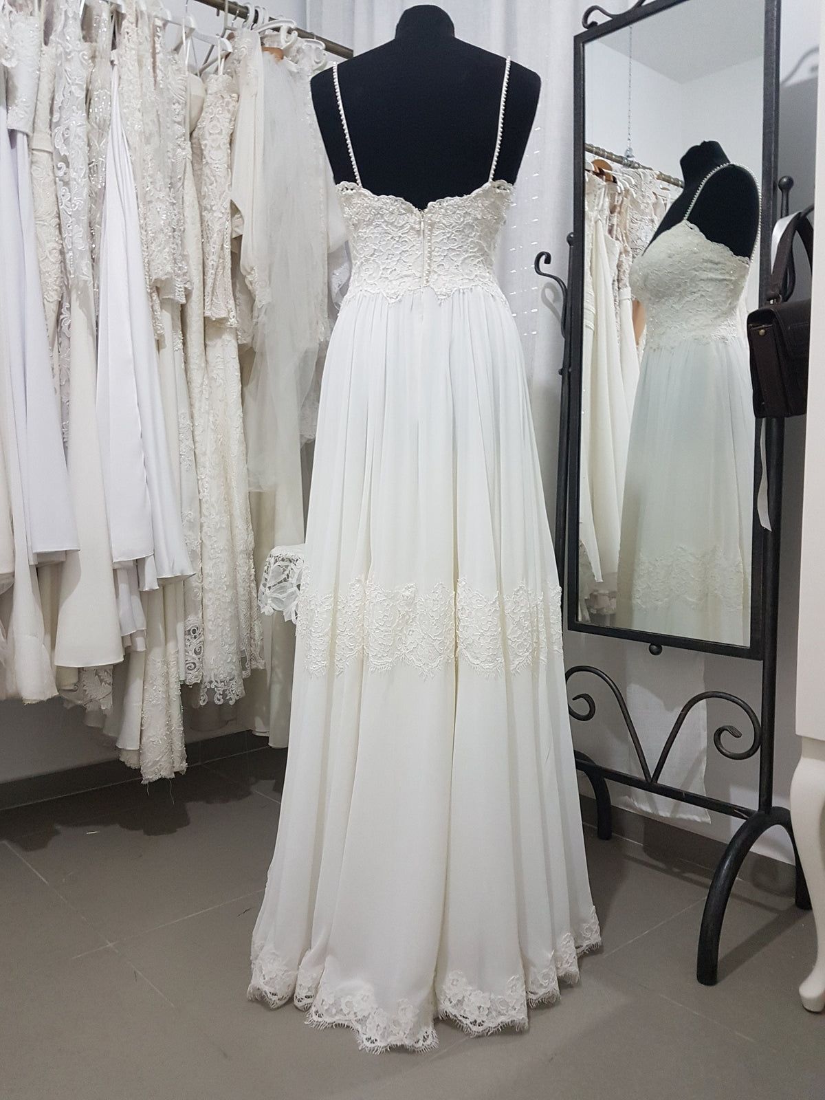 Romy Brautkleid, Boho-Brautkleid aus Spitze & Chiffon, Maßanfertigung, Vorderansicht auf einer Schneiderpuppe