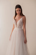 Abito Sage, Abito da sposa boho in pizzo e tulle con schiena scoperta e strascico, Su misura, vista a figura intera